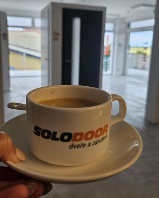 Děkuji @solodoor_znojmo za krásné fotky z kanceláře! ☕ Mám radost, když moje práce dělá radost i u pracovního stolu....