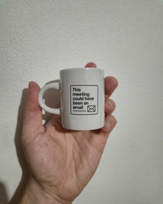 ☕ Takhle malý a přesto naprosto výstižný. Když máte pocit, že ta schůzka mohla být e-mail... dejte to najevo stylově 😄...