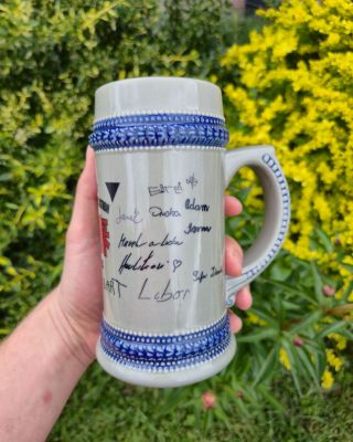 🎯 Vzpomínka, která nevyprchá po prvním napití! Tento keramický půllitr s vlastním potiskem je důkazem, že i hrnek může mít...