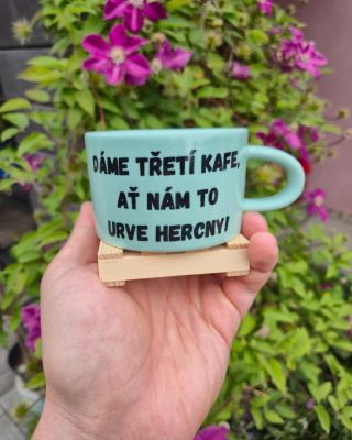 🆕 NOVINKA NA E-SHOPU 🆕 👉 Dřevěný podtácek ve tvaru mini palety – nejen stylový doplněk pod hrnek s kávou, ale i vtipný...