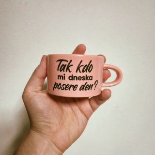 Vždycky se někdo najde, že? 😅 Hrnek makronka to řekne za vás (a vy můžete jen v klidu upíjet). Ideální na ráno do práce,...